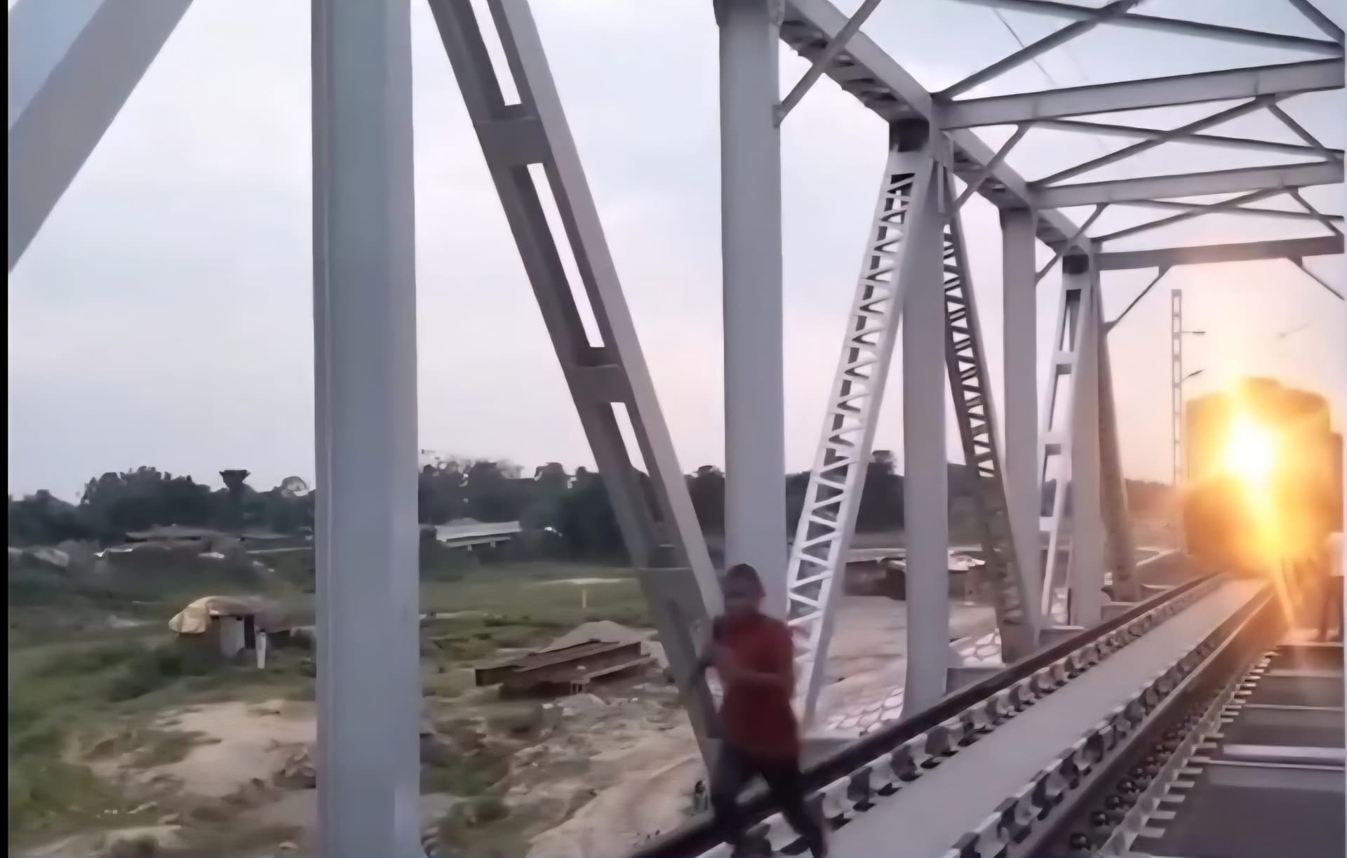 रील बनाने के दौरान ट्रेन से कटकर छात्र की मौत