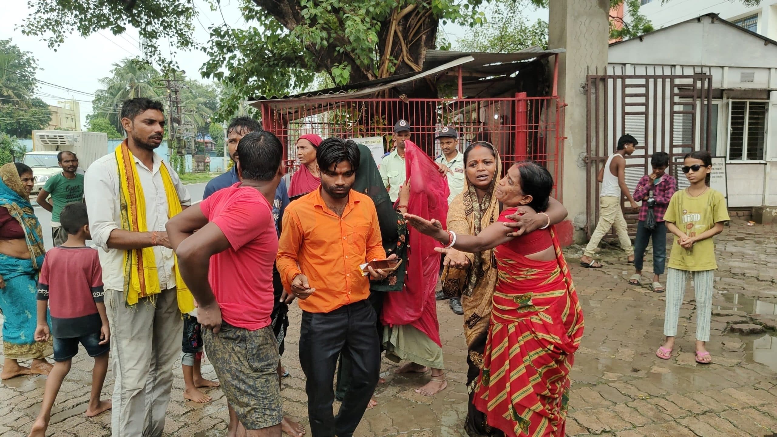 हादसा: नदी की उपधारा में नाव पलटी, एक दर्जन पशुपालक महिला डूबे, दो किशोरी की मौत