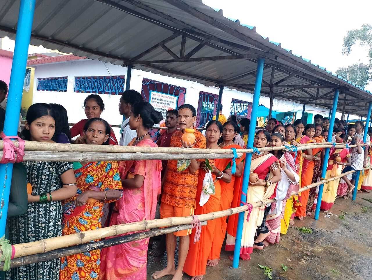 देवलेश्वर मंदिर में जलाभिषेक के लिए उमड़ी श्रद्धालुओं की भीड़