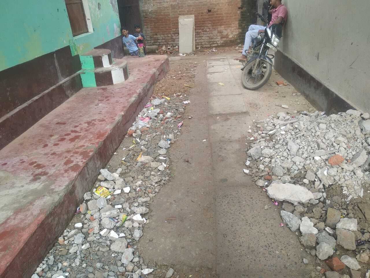 kaimur News : नुआंव गांव में टूटी सड़क की मरम्मत नहीं होने से पैदल चलना भी मुश्किल