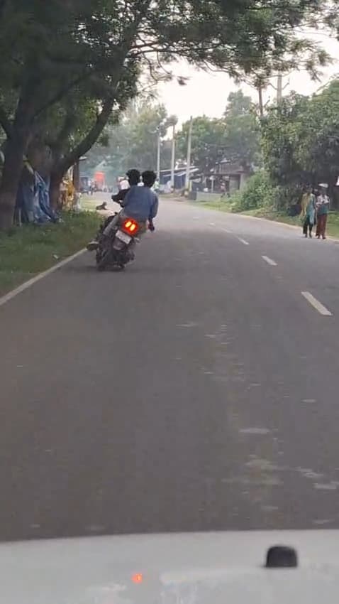 जमुई में लहरिया स्टाइल में स्टंट कर रहे बाइक सवार, सड़क पर मचा रहा खतरा का तांडव