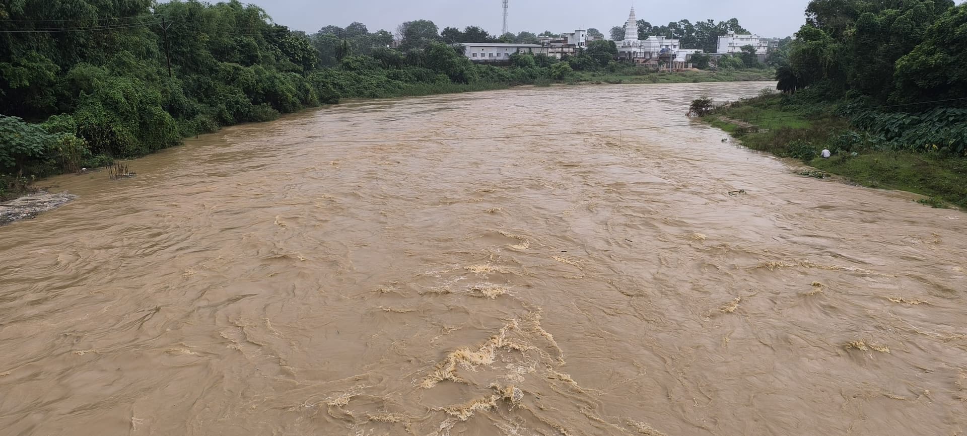Giridih News :सड़कों पर जलजमाव, घरों में घुसा पानी