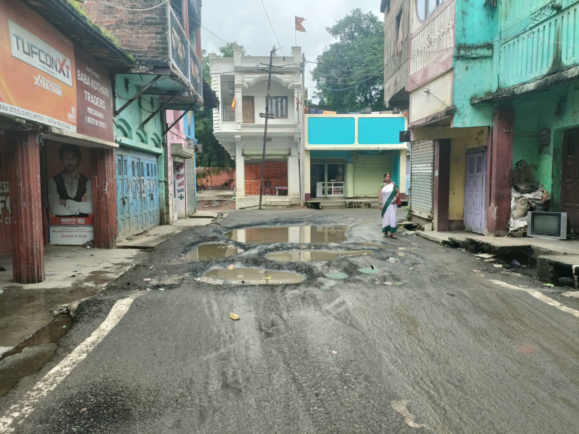 Giridih News :मिर्जागंज बाजार की मुख्य सड़कों पर बने गड्ढे, व्यवसाय प्रभावित