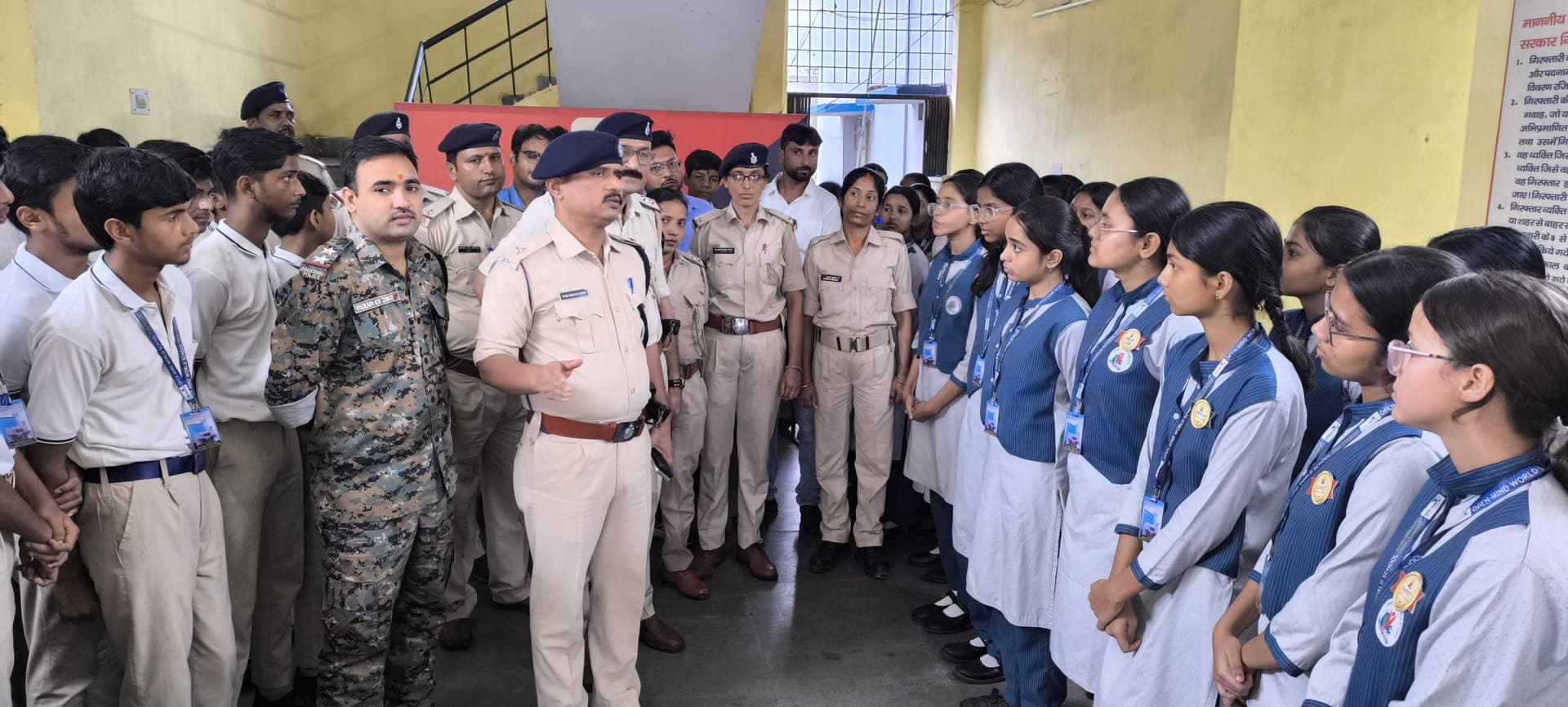 Giridih News :ओपेन माइंड वर्ल्ड स्कूल के छात्रों ने किया नगर थाना का शैक्षणिक भ्रमण