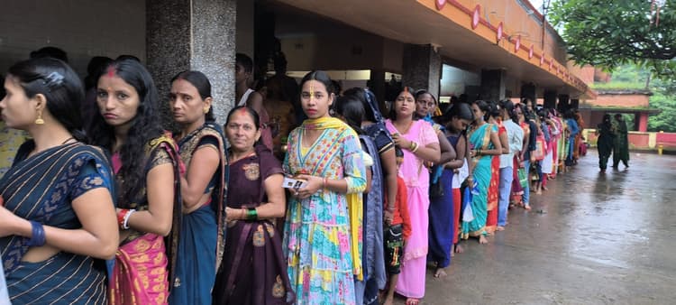 Giridih News: सावन की तीसरी सोमवारी पर शिवालयों में उमड़ा श्रद्धालुओं का सैलाब