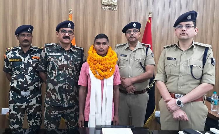 दो लाख के इनामी हार्डकोर नक्सली भोला कोड़ा उर्फ विकास दा ने किया आत्मसमर्पण