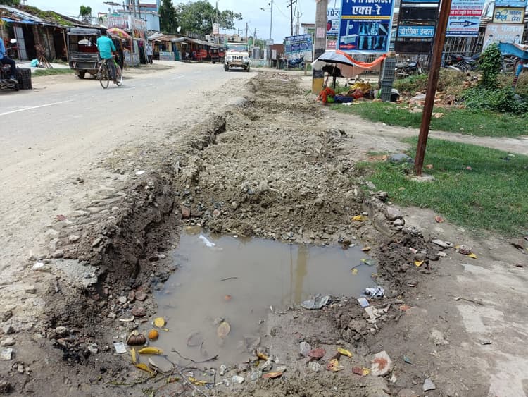 Madhubani : सड़क चौड़ीकरण कार्य में नियमों की अनदेखी, बिना साइनबोर्ड के चल रहा निर्माण