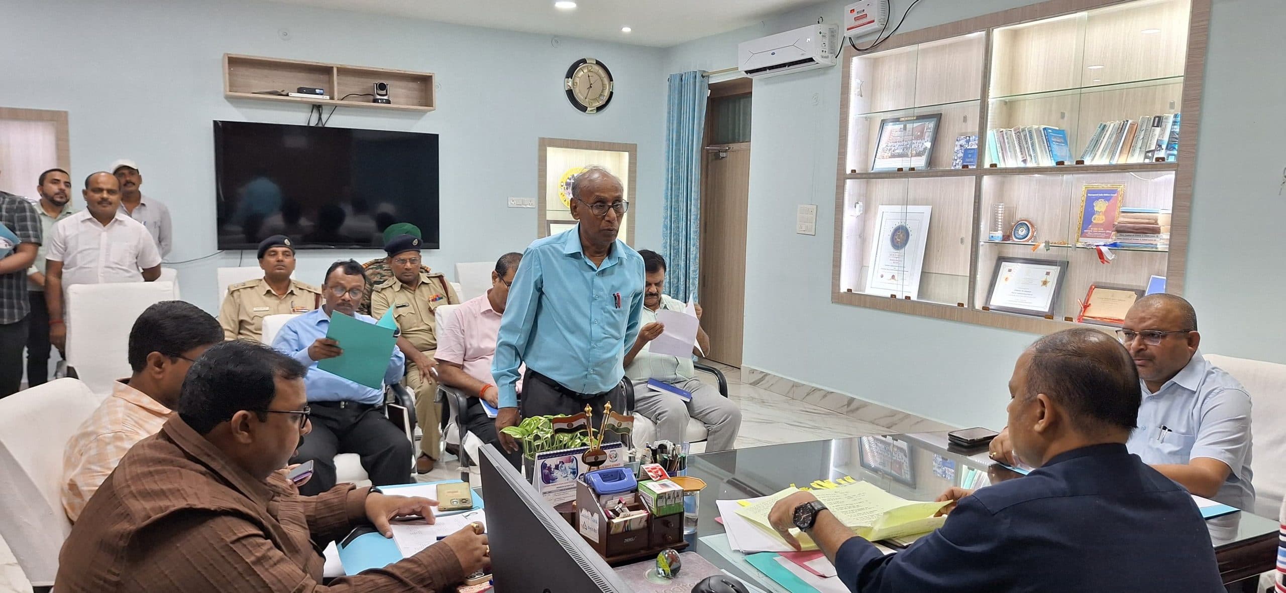 डीएम ने लंबित कार्यों को यथाशीघ्र पूर्ण करने का दिया निर्देश