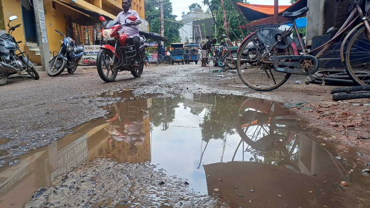 सड़कों पर गड्ढे भरने की काम सिर्फ कागजों में