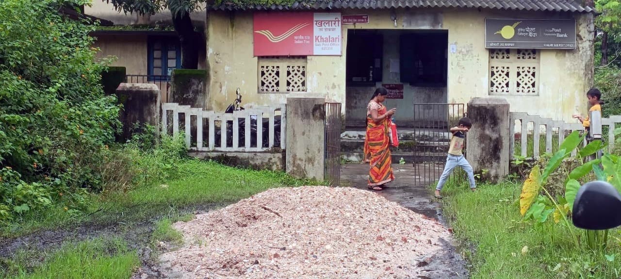 कीचड़ और जल जमाव से होकर गुजरना विवशता