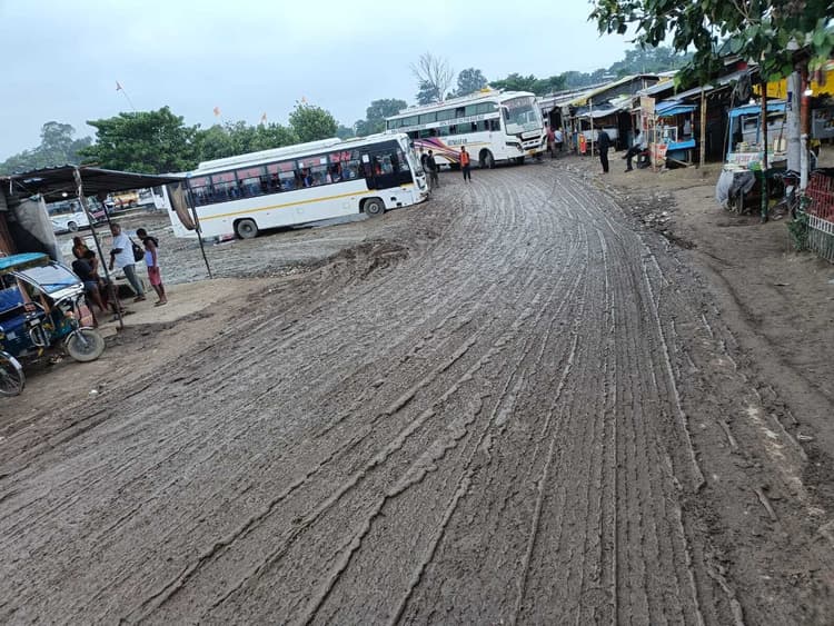 Darbhanga News: लाखाें की आय देनेवाले बस अड्डा में पांव रखना भी मुश्किल, चारों तरफ कीचड़ का साम्राज्य