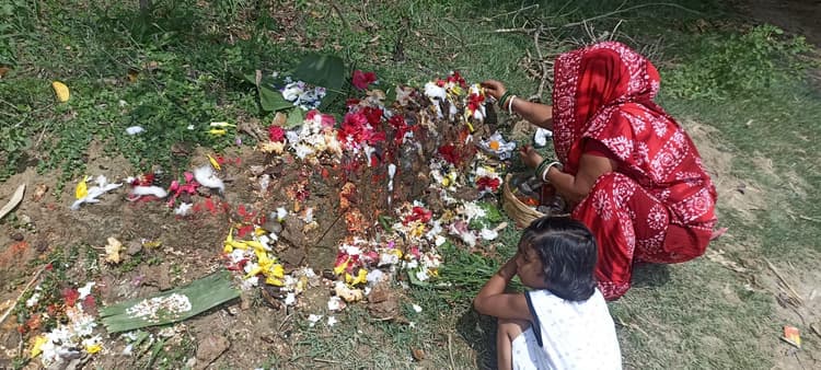 Darbhanga News: श्रावण शुक्ल पंचमी पर नागदेवता को अर्पित किया दूध-लावा, शिवालयों में उमड़ी भीड़