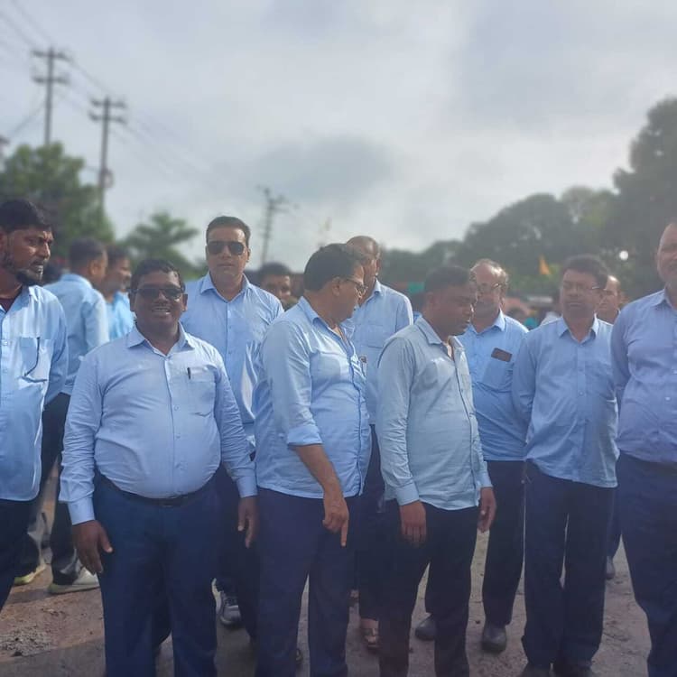 कोयला मजदूरों ने संडे देने व चितरा कोलियरी को बचाने की मांग को लेकर की गेट मीटिंग