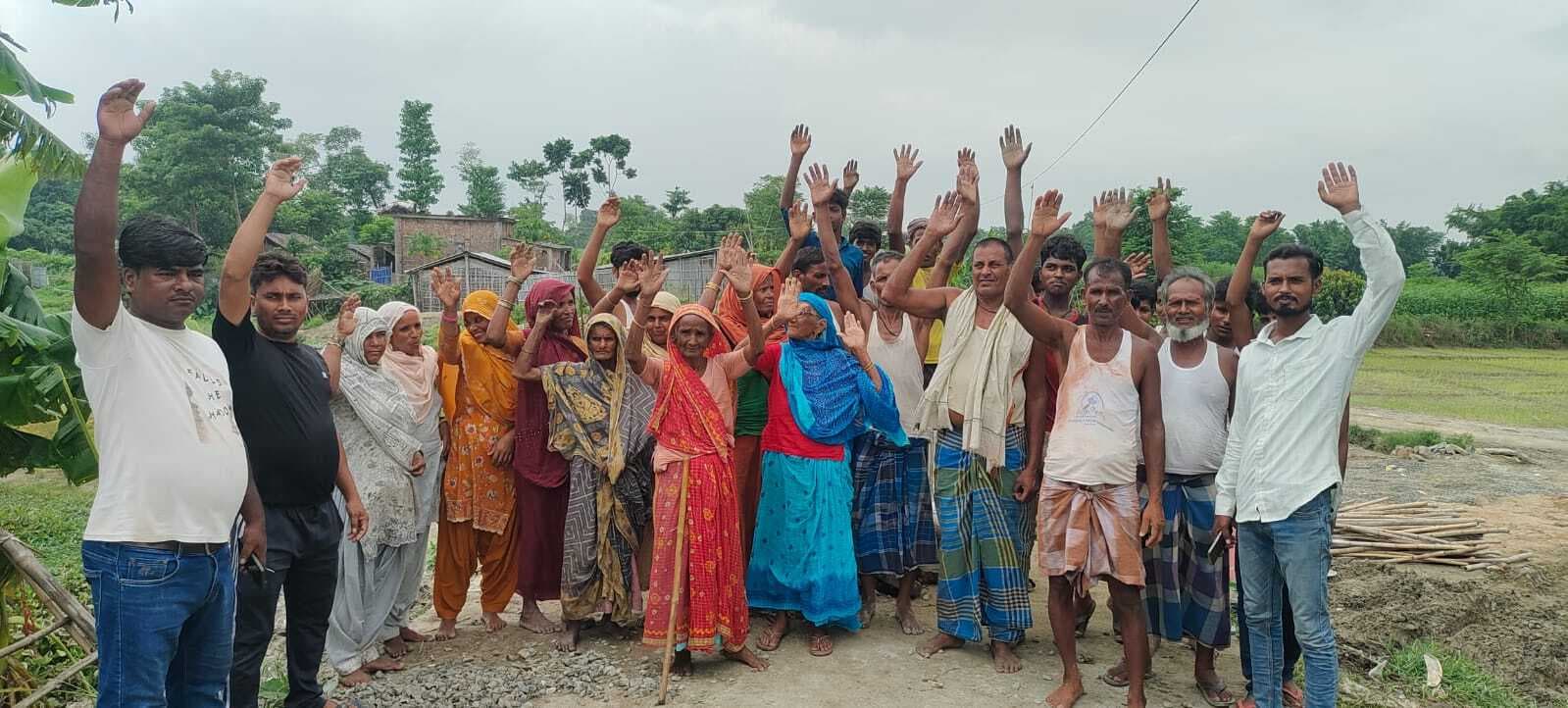 पुलिया निर्माण में अनियमितता का आरोप लगाकर ग्रामीणों ने किया हंगामा