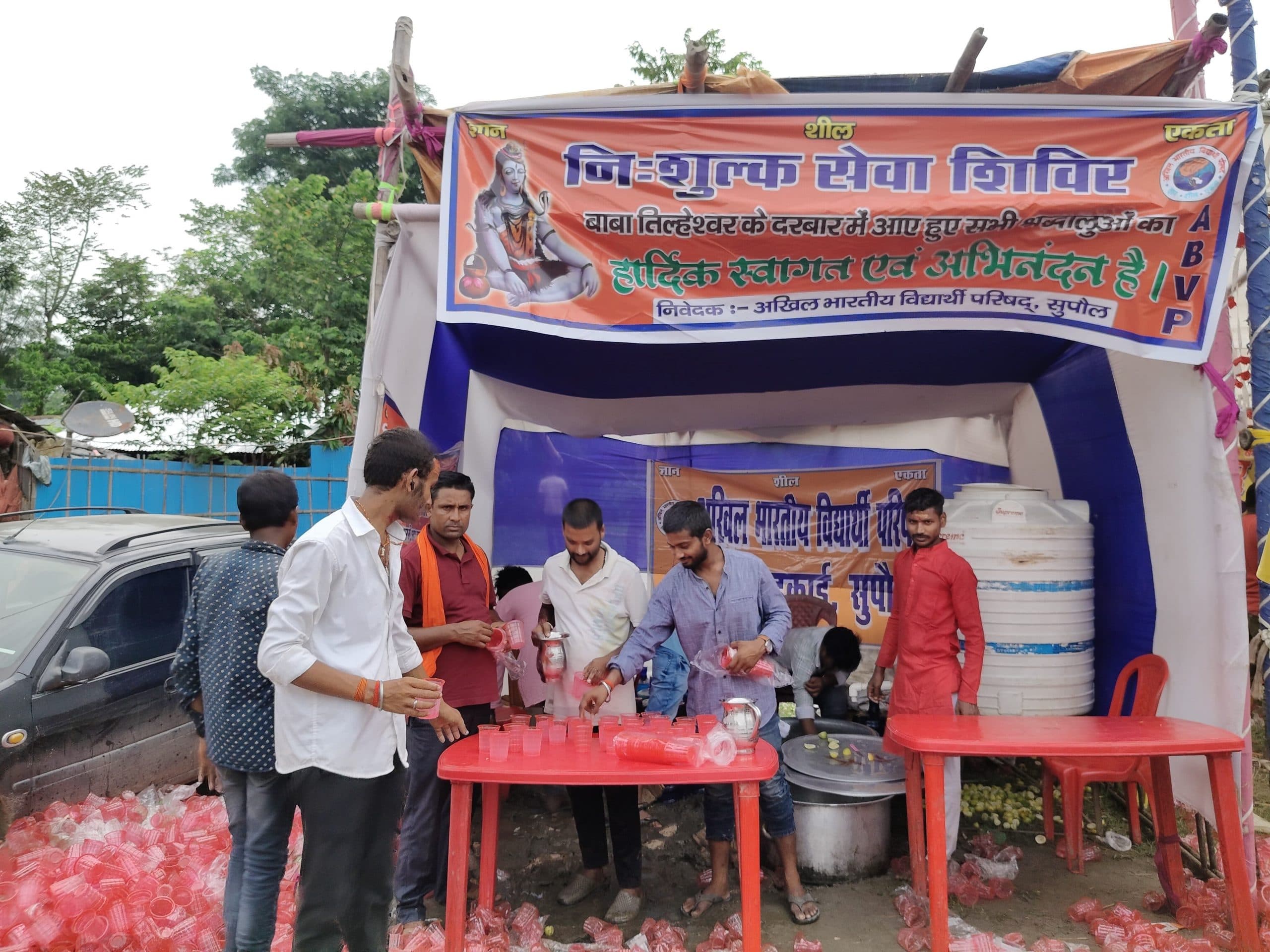 विद्यार्थी परिषद कार्यकर्ताओं ने श्रद्धालुओं को पिलाई शरबत