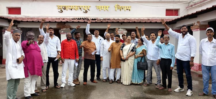 महापौर के खिलाफ पार्षदों ने खोला मोर्चा, अनिश्चितकालीन धरना शुरू
