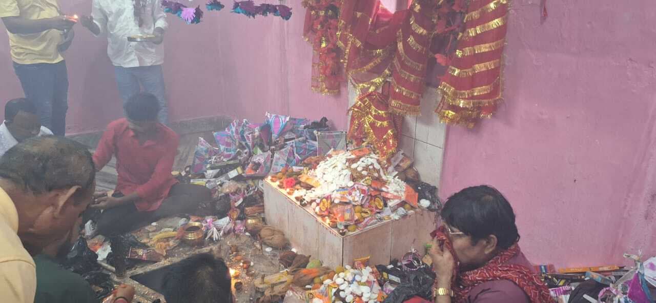गिद्धौर में नियम निष्ठा के साथ संपन्न हुई मां काली की सलौनी पूजा