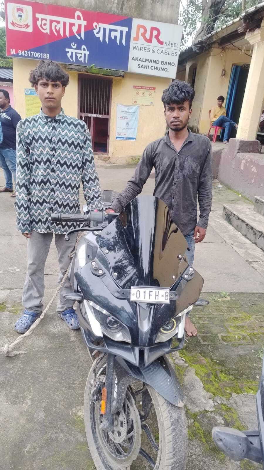 चोरी की बाइक के साथ दो युवक गिरफ्तार