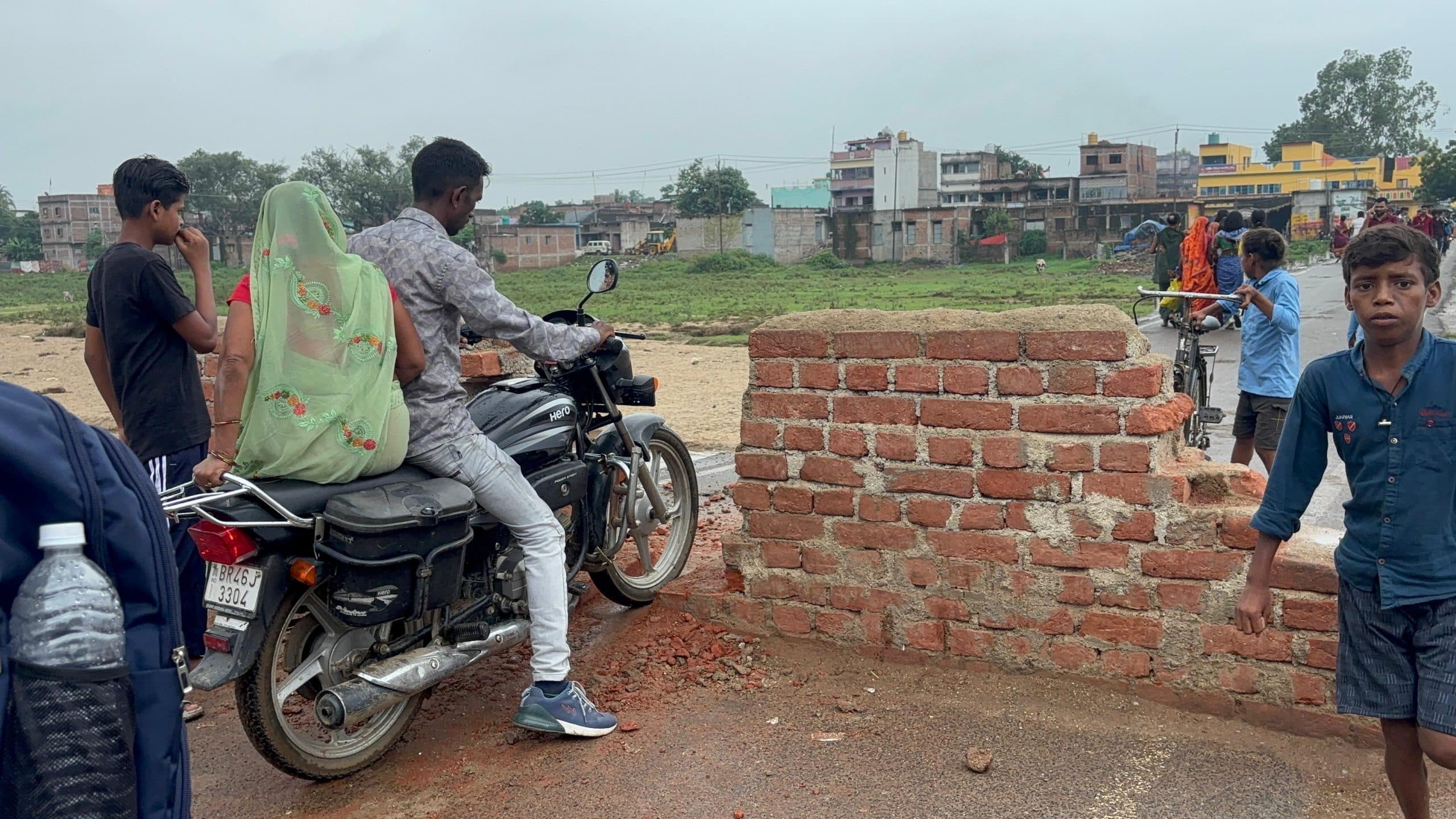 ग्रामीणों के सब्र का बांध टूटा, बरमसिया पुल पर प्रशासन की खड़ी की गयी दीवार को तोड़ा