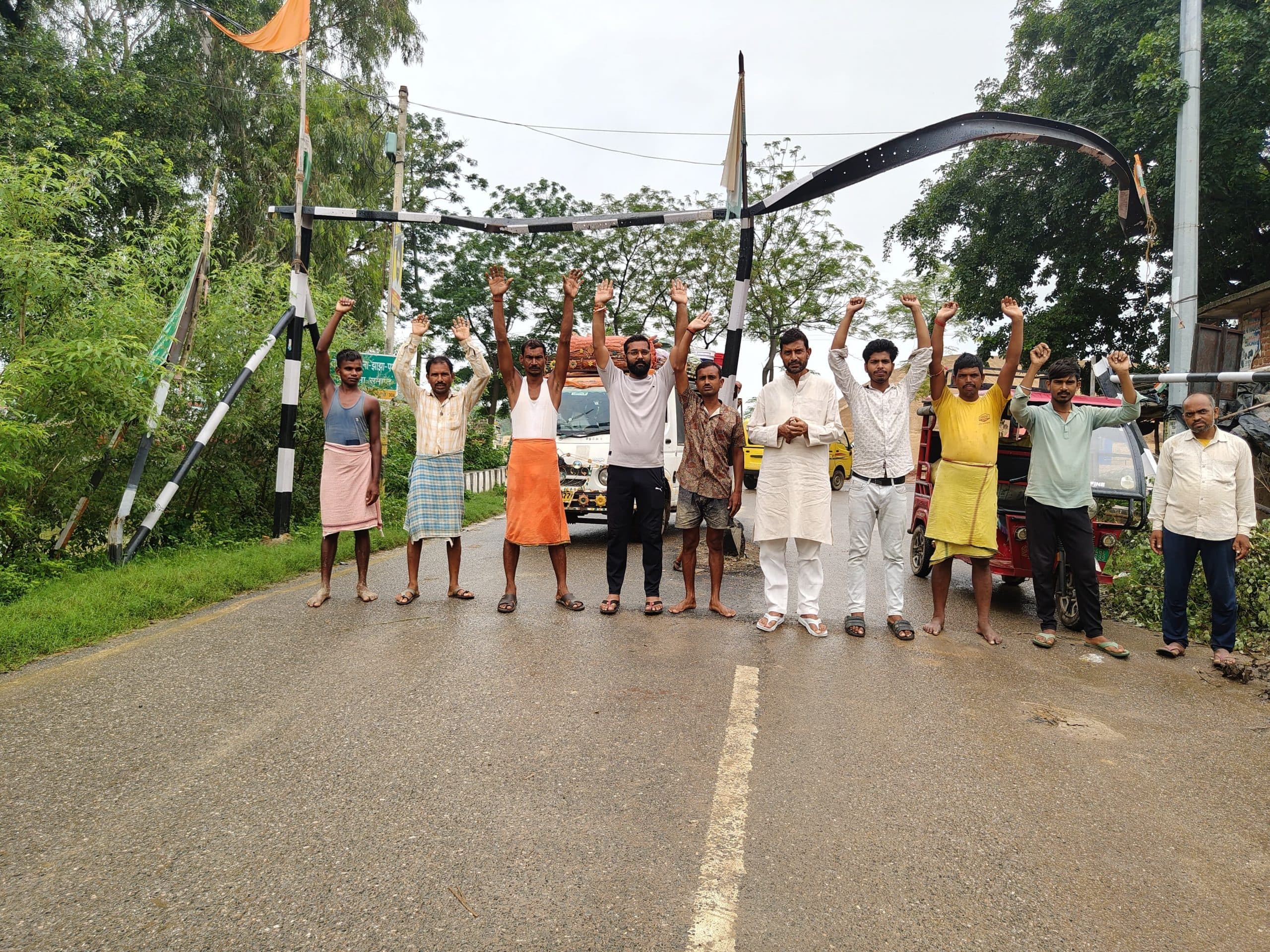 बेरिकेडिंग तोड़ने पर ग्रामीणों ने किया प्रदर्शन