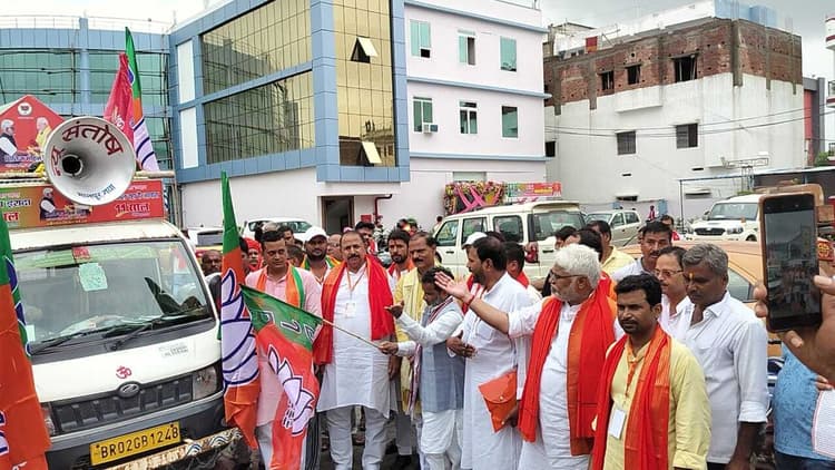 भाजपा ने 11 साल बेमिसाल रथ को किया रवाना