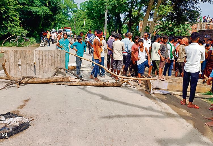 Gopalganj News : भोरे में अपने बथान पर सो रहे दिव्यांग वृद्ध की गोली मारकर हत्या, फूटा लोगों का आक्रोश