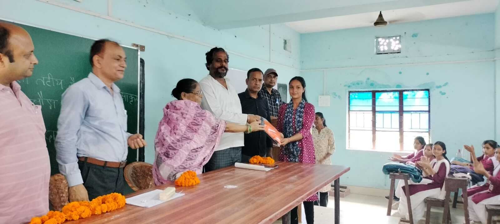 आर्य कन्या प्लस टू विद्यालय के सचिव ने छात्राओं को दिया खेल व पेरेड किट