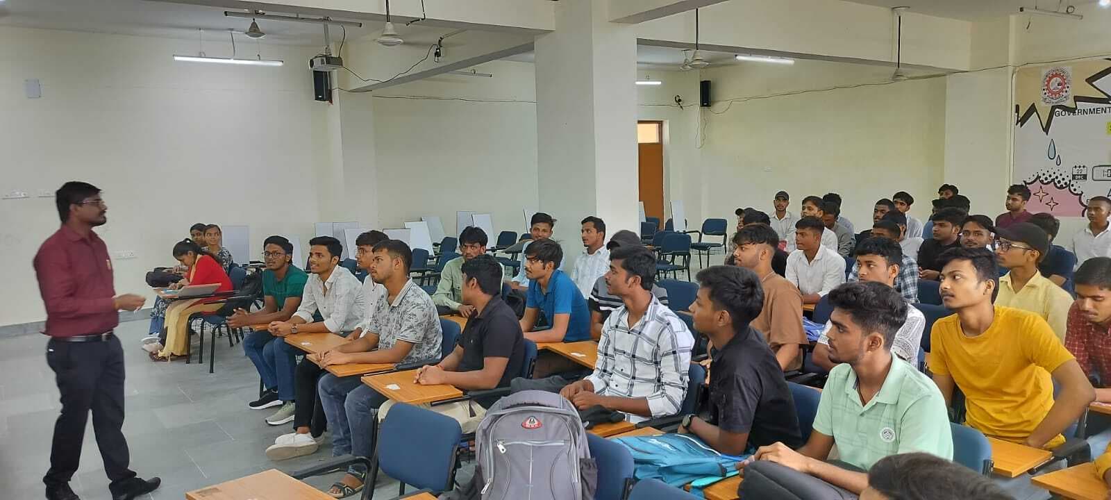 छात्रों को दी गयी नैतिक मूल्य, संवाद कौशल, शारीरिक व मानसिक स्वास्थ्य, योग की जानकारी: प्राचार्य