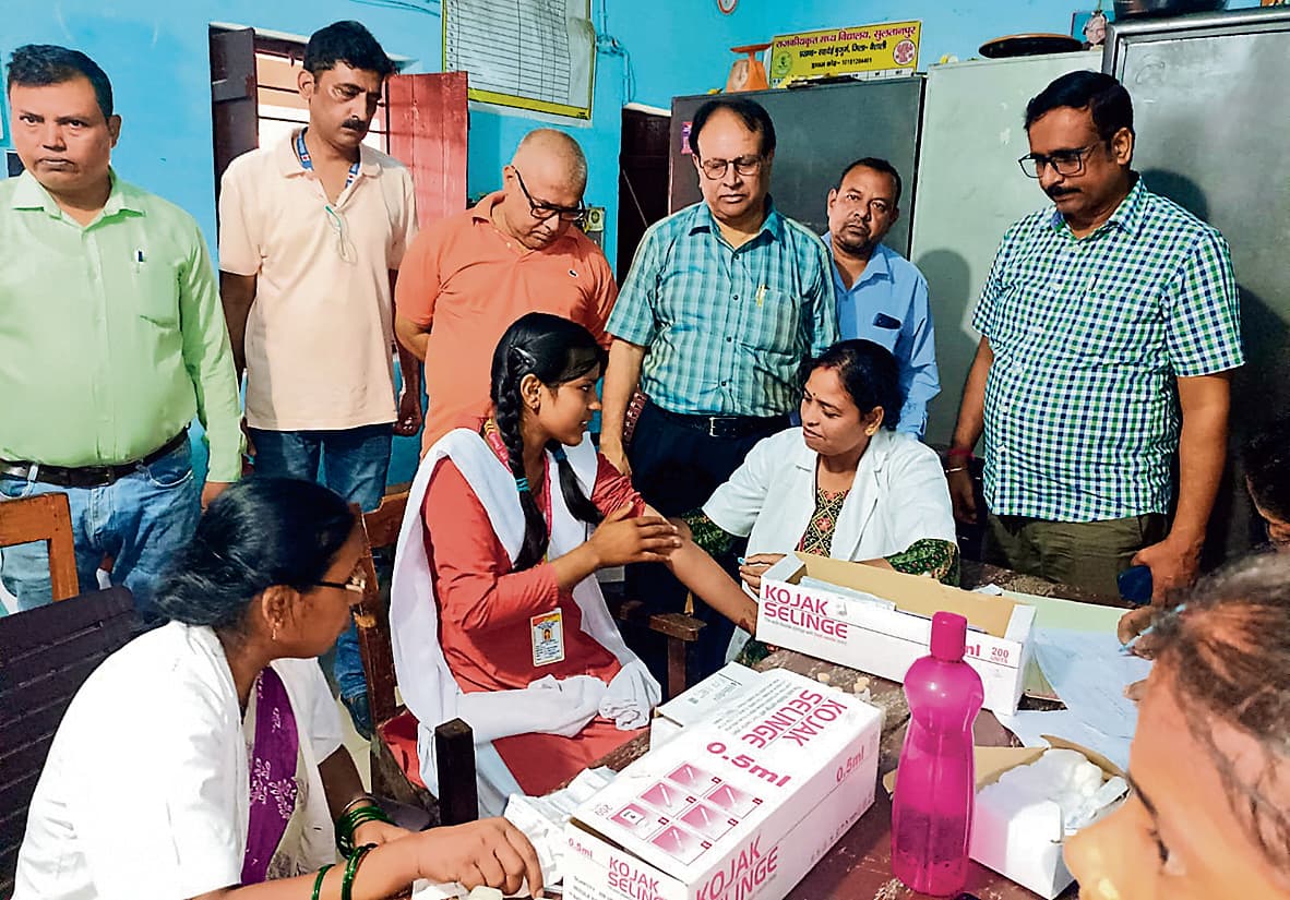 Hajipur News : सहदेई में स्कूली छात्राओं को लगाया गया एचपीवी का टीका
