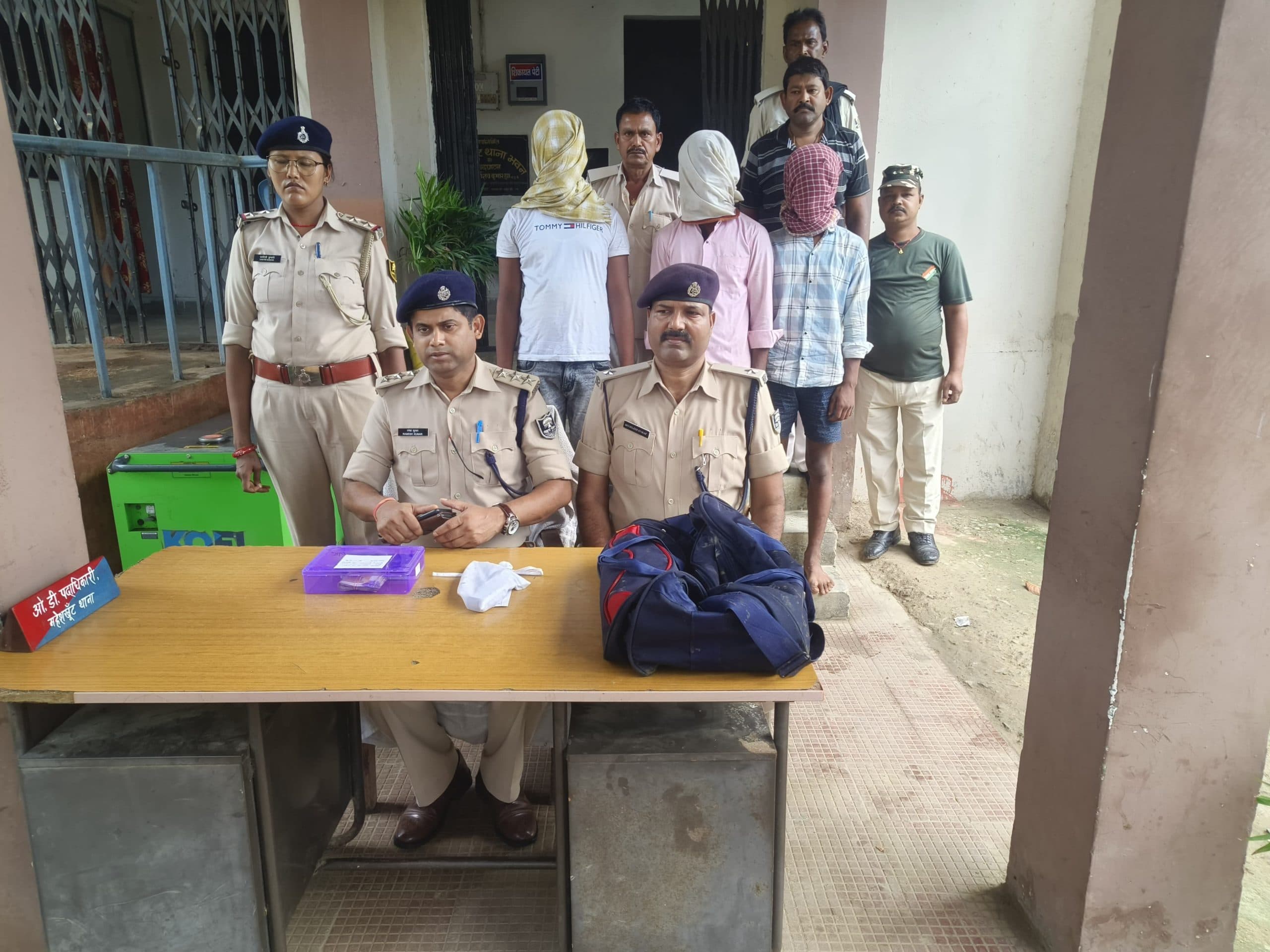 6.31 लाख लूट मामले के तीन लुटेरा पिस्टल व कारतूस के साथ गिरफ्तार