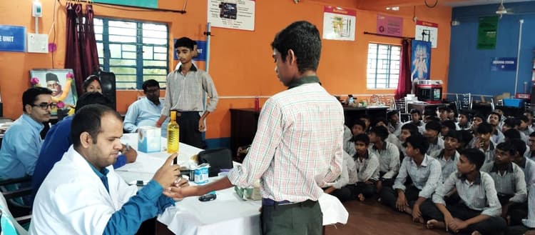 Bokaro News : स्कूलों में लगा शिविर, विद्यार्थियों की हुई स्वास्थ्य जांच