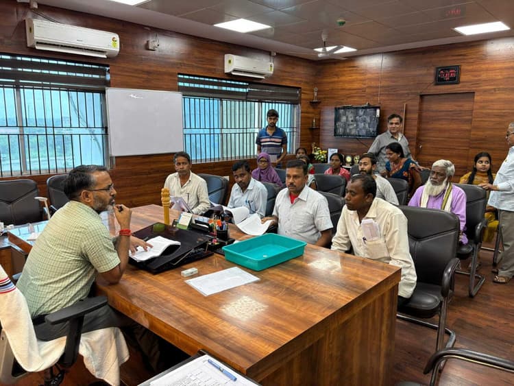 Giridih News: जनता दरबार में डीसी ने सुनी समस्याएं, कार्रवाई का दिया आश्वासन