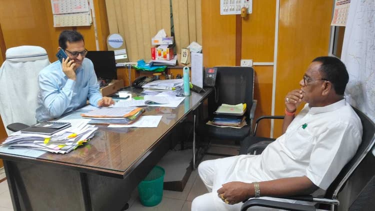 Giridih News: सड़क निर्माण को ले पीडब्ल्यूडी के प्रधान सचिव से मिले विधायक