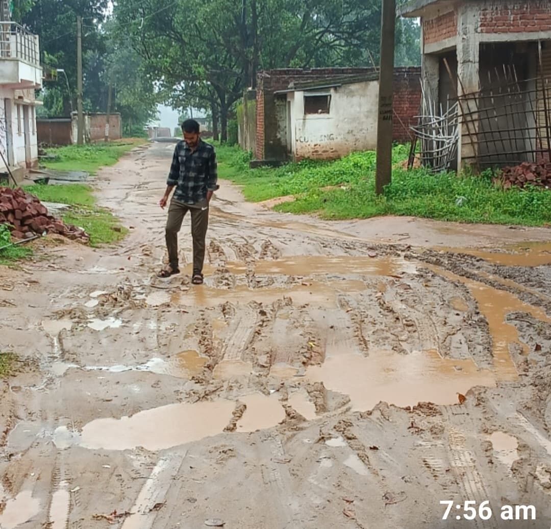 Giridih News<bha>;</bha> बलगो में कीचड़मय सड़क पर आवागमन में हो रही है परेशानी