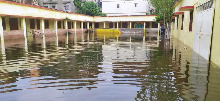 बारिश से स्कूल परिसर में घुटने भर जल जमाव