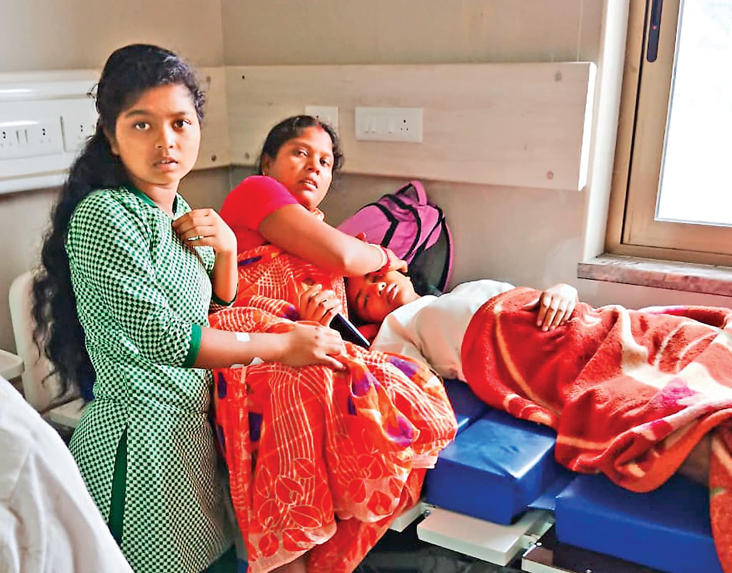 उठक-बैठक करने से एक और बच्ची हुई बीमार, तीन शिक्षिकाओं को शोकॉज