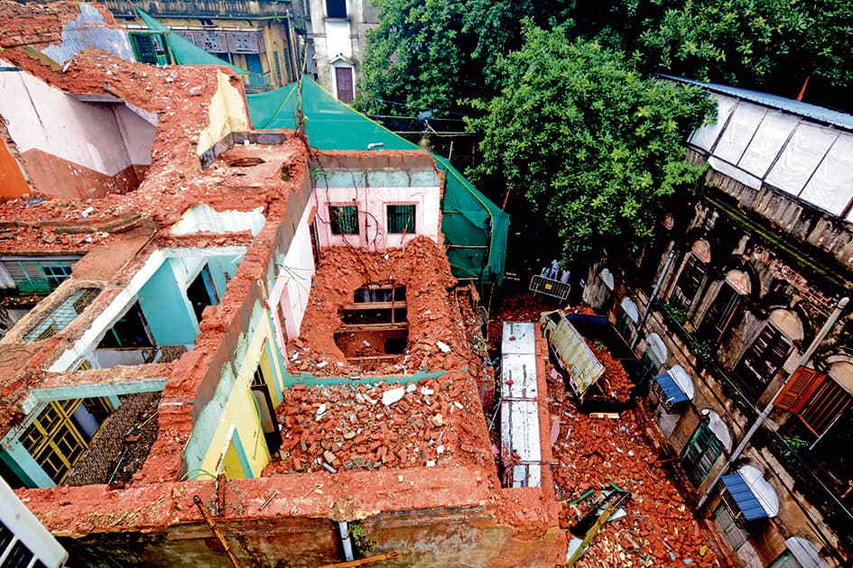 इमारत का खतरनाक हिस्सा तोड़ते समय दीवार ढही, तीन श्रमिक जख्मी