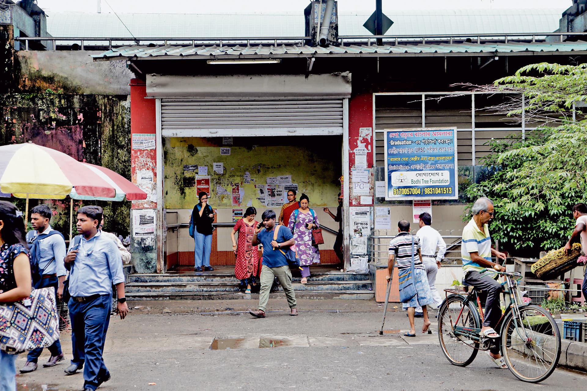 कवि सुभाष स्टेशन पहुंचे अधिकारी यात्रियों के लिए बंद रहा मेट्रो स्टेशन