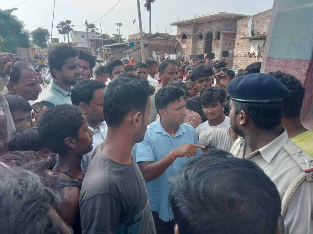 Motihari: हाइवा की ठोकर से बालक की मौत, ग्रामीणों ने किया सड़क जाम