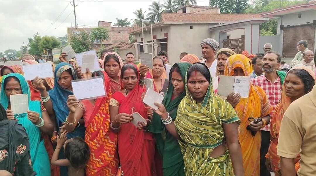 डीलर के खिलाफ लाभुकों ने हाइवे किया प्रदर्शन