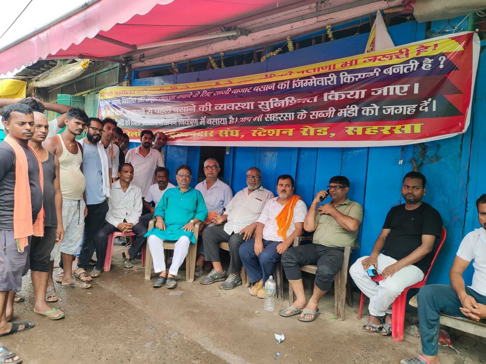 बंगाली बाजार स्थित मुख्य सब्जी मंडी दूसरे दिन भी रहा बंद, मांगों को लेकर व्यवसायियों ने किया प्रदर्शन