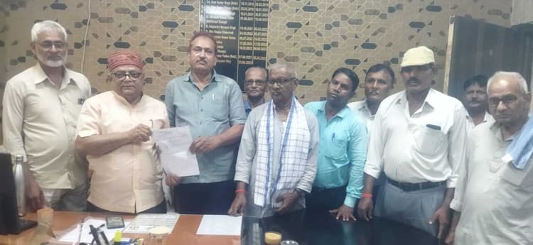 एमयू के भवन निर्माण को लेकर कुलसचिव को सौंपा ज्ञापन