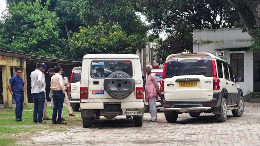 साइबर सेल डीएसपी के नेतृत्व में दो ठिकाने पर छापेमारी