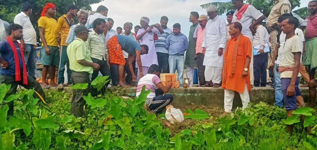15 लाख की लागत से बनने वाले विद्यालय का विधायक ने किया शिलान्यास