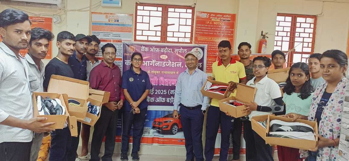 प्रतिभावान खिलाड़ियों के बीच खेल सामग्री वितरण