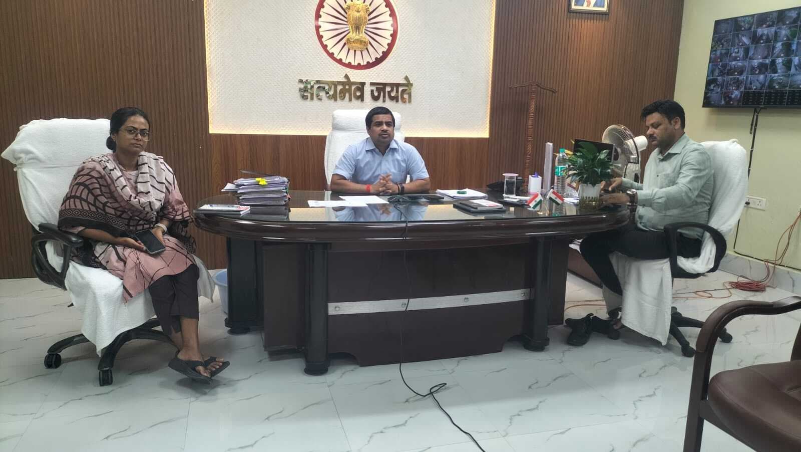 डीएम ने अधिकारियों को जारी किया निर्देश