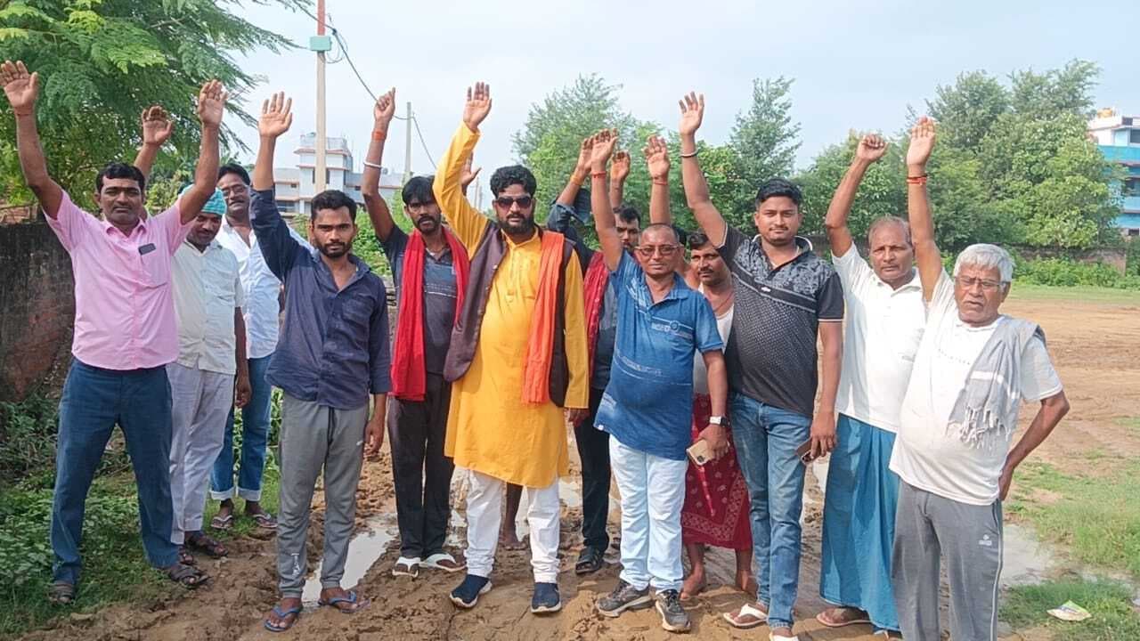 सड़क निर्माण की मांग को लेकर ग्रामीणों ने किया प्रदर्शन