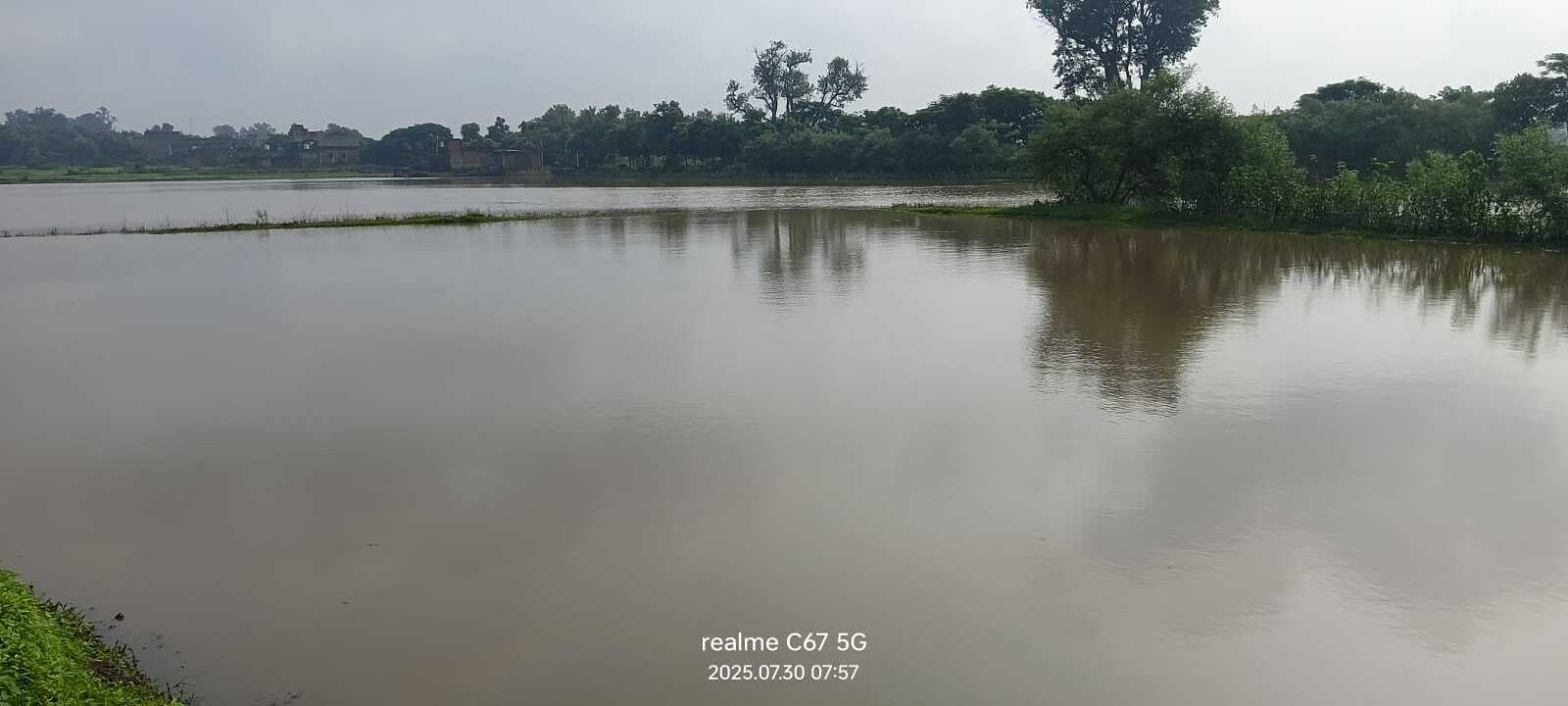 अतिक्रमित नाले से आहर का पानी की निकासी बंद, धान की फसल डूबी