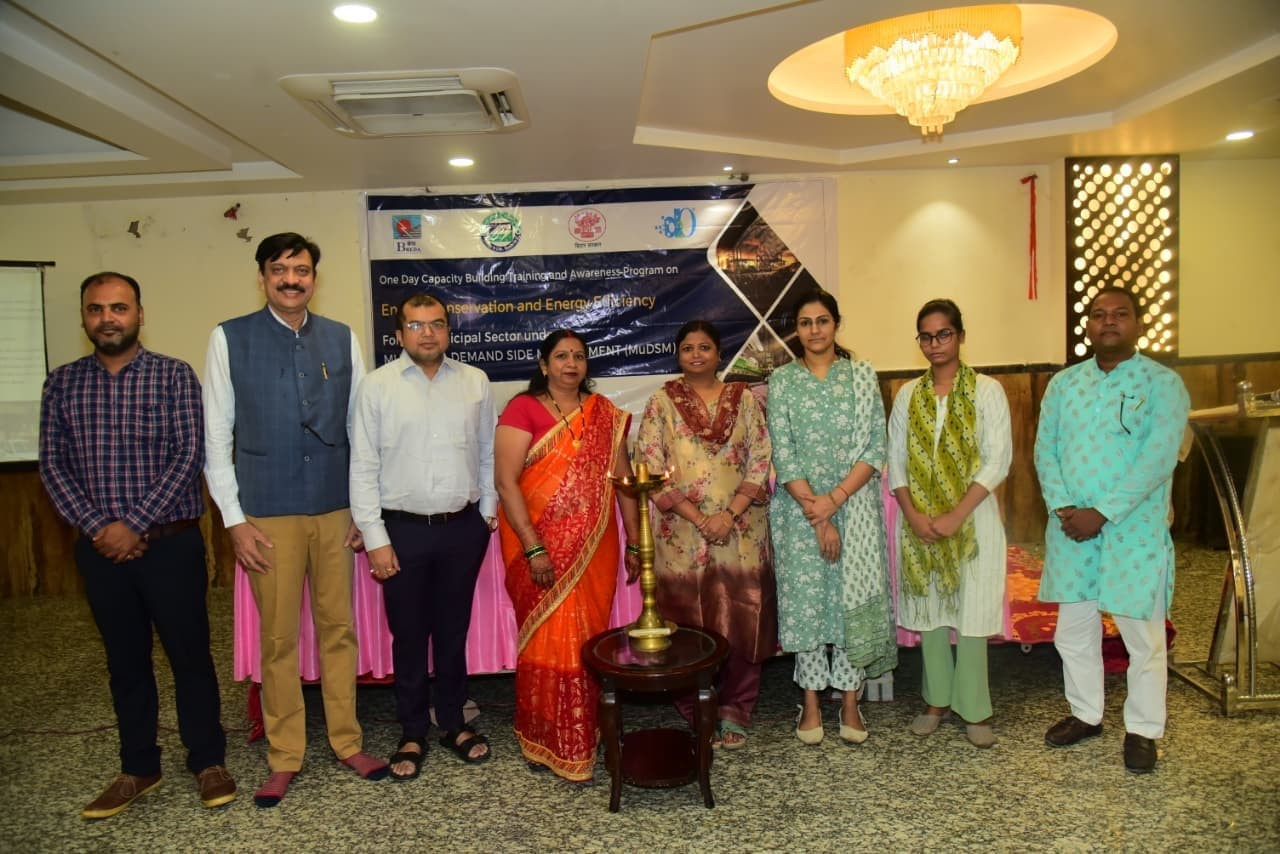 एक दिवसीय क्षमता विकास व जागरूकता कार्यक्रम में ऊर्जा संरक्षण व दक्षता की दी गयी जानकारी