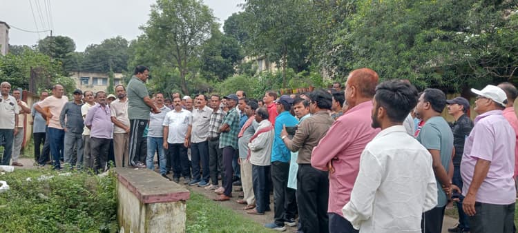 Bokaro News: स्मार्ट मीटर के विरोध में सप्लाई मजदूरों का प्रदर्शन दूसरे दिन भी जारी